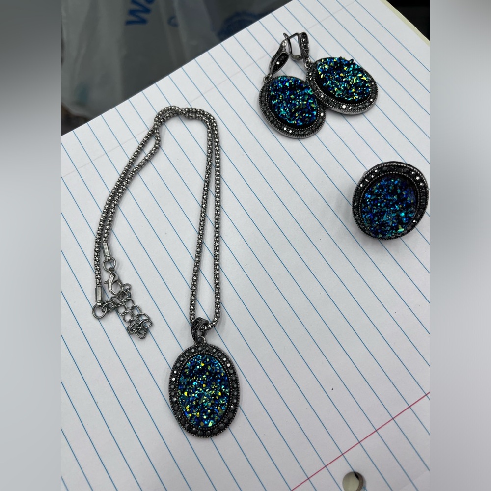 Cute 3 piece costume jewelry set. - blueish gold on black set.